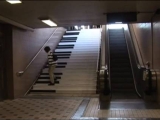 Las escaleras de una parada de metro se transforman en auténticas teclas de un piano que suena